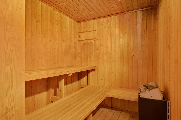 Sauna ved bruser i poolrum